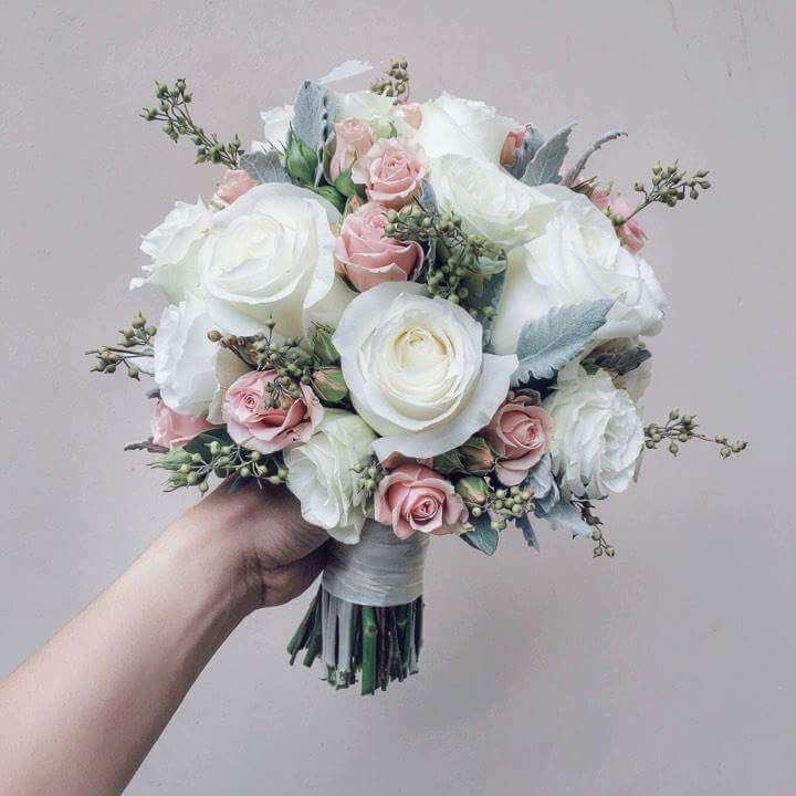 hoa cầm tay cô dâu bằng hoa hồng màu trắng