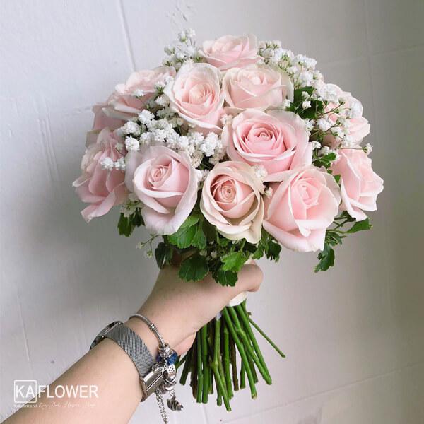 hoa cầm tay cô dâu bằng hoa hồng màu hồng trắng