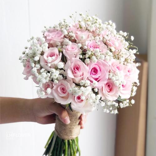 hoa cầm tay cô dâu bằng hoa hồng đẹp