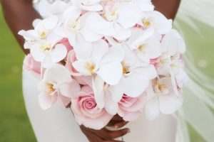 hoa cầm tay cô dâu bằng hoa lan đẹp