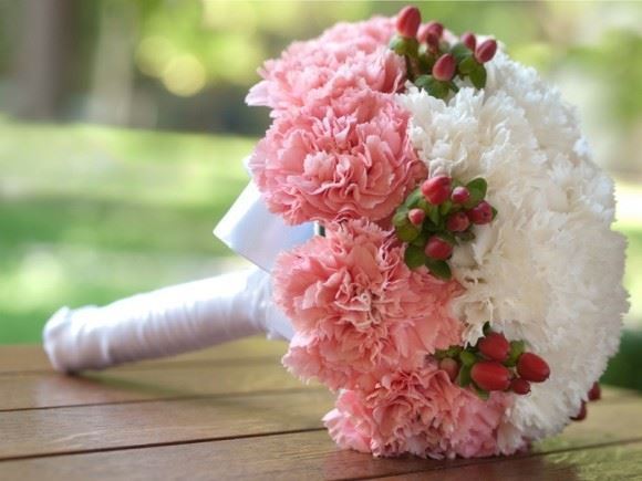 hoa cầm tay cô dâu bằng hoa cẩm chướng màu hồng